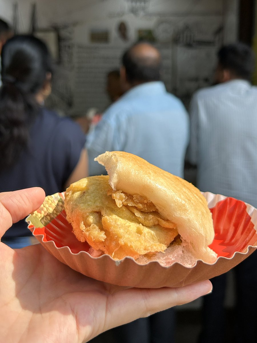 takiyori0608's tweet image. ムンバイのストリートフードVada Pavをついに食べた🇮🇳！何回かムンバイに来てるのにこれが初🙌
揚げたじゃがいものパンに挟んだ、「インド版ポテトコロッケサンド」的な感じのものです🥔美味しい🥰
お値段は22ルピー（40円弱）
#ムンバイ