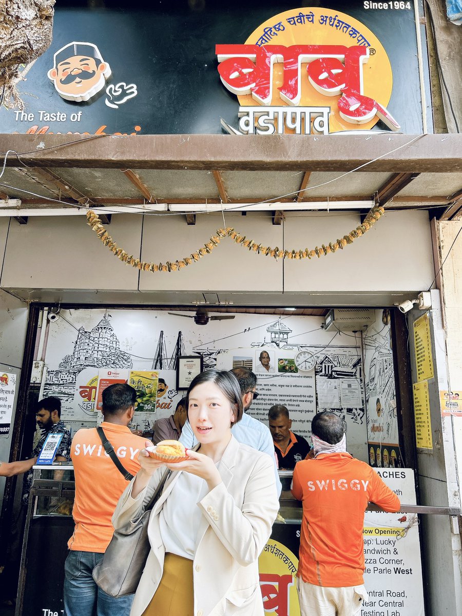 takiyori0608's tweet image. ムンバイのストリートフードVada Pavをついに食べた🇮🇳！何回かムンバイに来てるのにこれが初🙌
揚げたじゃがいものパンに挟んだ、「インド版ポテトコロッケサンド」的な感じのものです🥔美味しい🥰
お値段は22ルピー（40円弱）
#ムンバイ