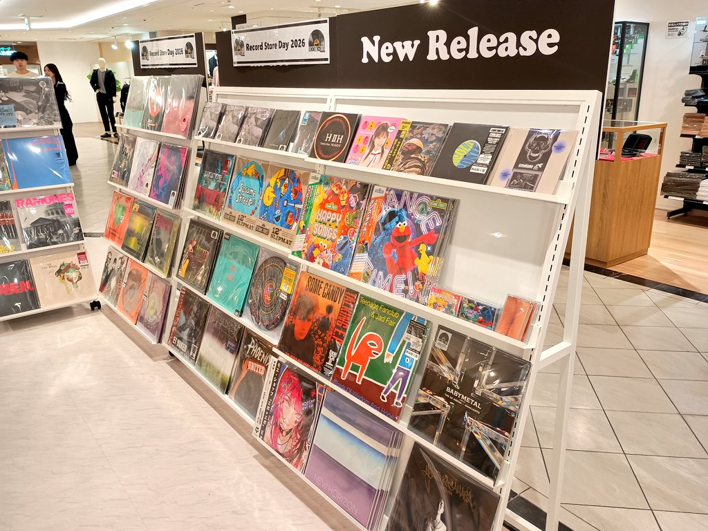 HMV record shop心斎橋さま 開店時は数十人のお客様が並び、日中から大