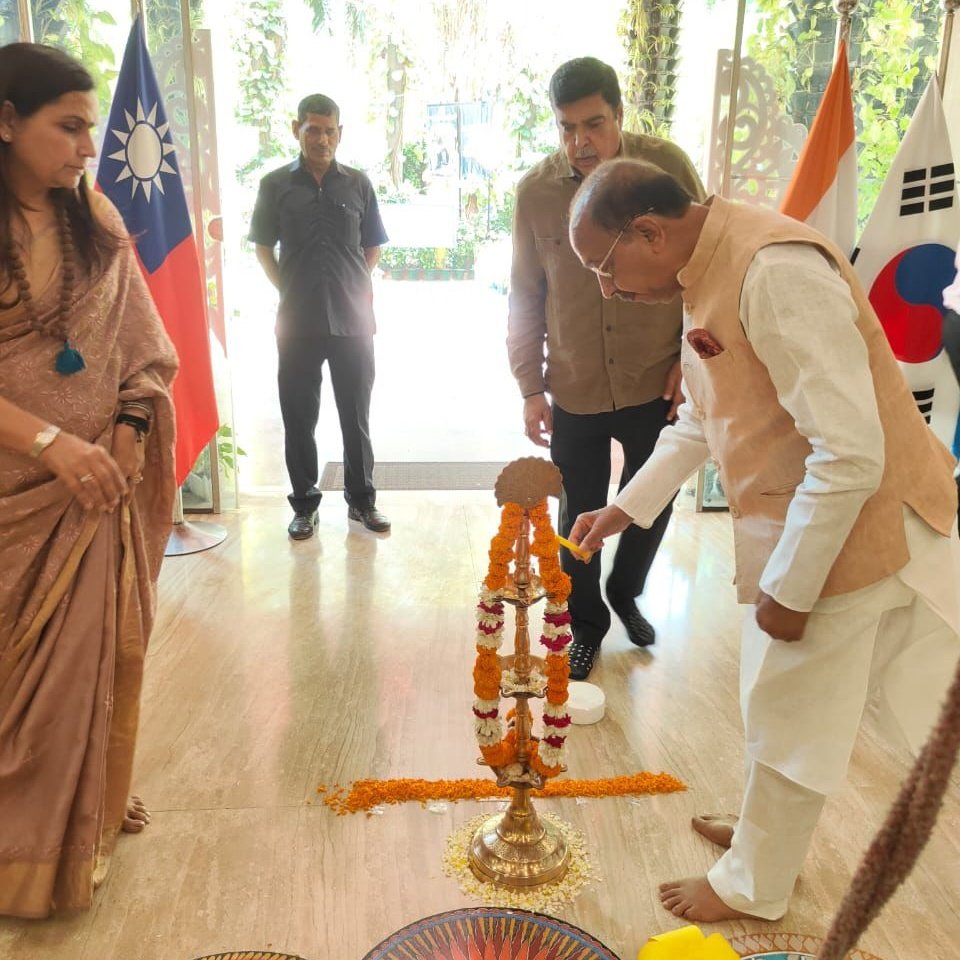 VijayGoelBJP's tweet image. I was elated to visit Mount Abu Public School, Rohini, Delhi today, a place that beautifully blends #tradition, creativity, and modern education under one roof.
My kudos to Principal Ms. Jyoti Arora for the warm welcome and gracious hospitality. It was inspiring to witness the
