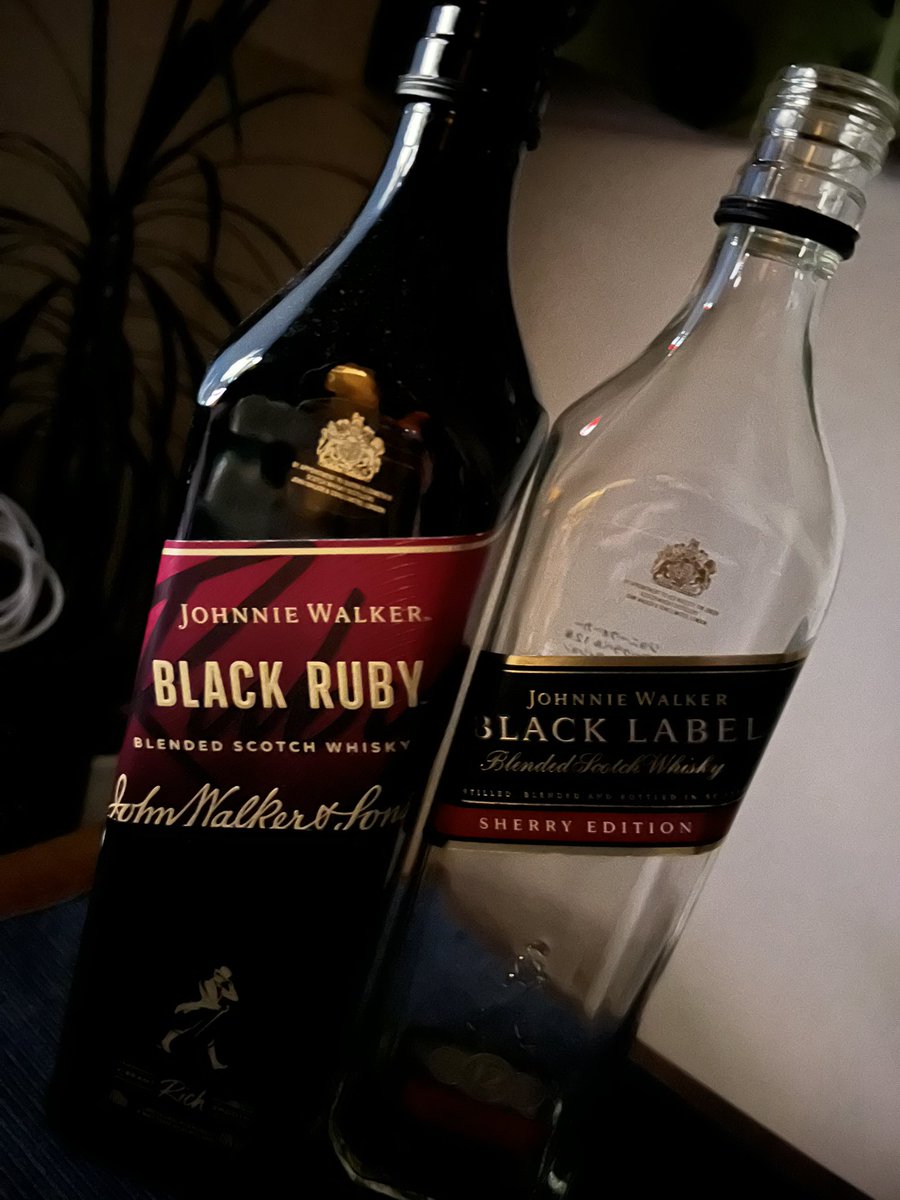 yoko_ukemi's tweet photo. ジョニーウォーカー得意でないけど、この2本はうまうまだった!!
#ウイスキー
#JOHNNIEWALKER
#BLACKRUBY
#BLACKLABEL #SHERRYEDITION https://t.co/YsR5uTHYJy
