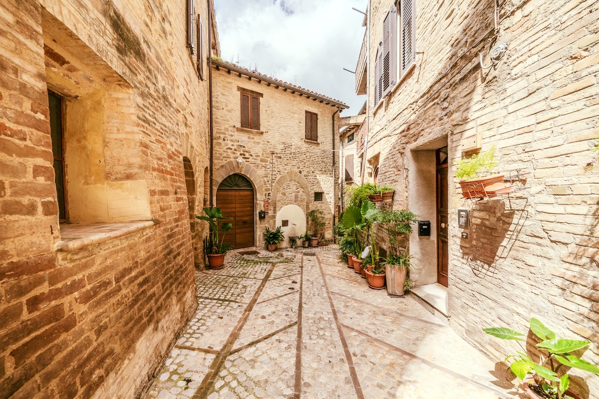italianhouses's tweet photo. 🇮🇹🏛️Just steps from the historic Piazza del Comune in #Montefalco
🏡Elegant #Umbrian apartment on one level, with cosy living area, kitchen, bedroom &amp; 2 bathrooms. Perfect as a stylish home or a turnkey investment €148,000

https://t.co/Zw8m7lSmww
#Umbria #Perugia #PropertyItaly https://t.co/UJv7mLkK6n