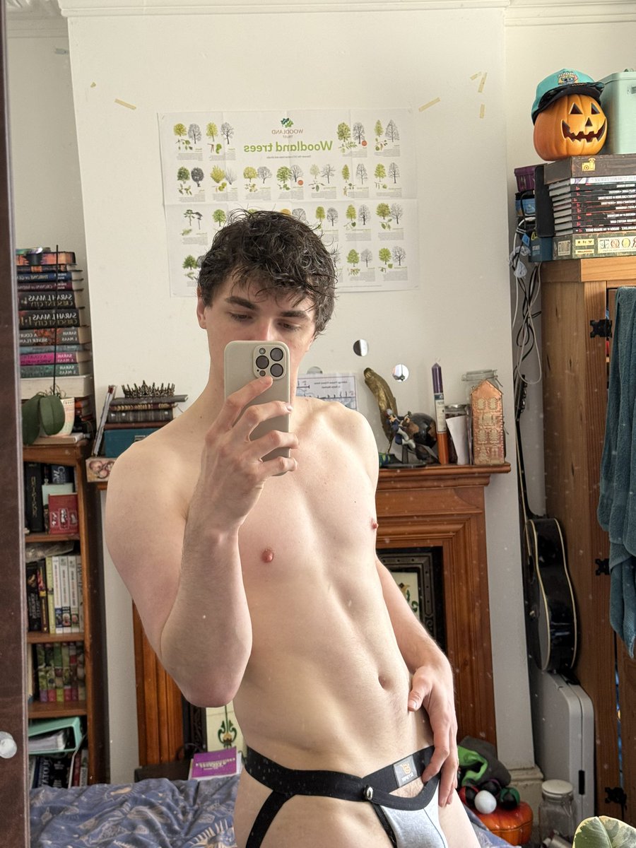 itsstillkieran's tweet photo. Pube window https://t.co/tqWBDRzH3E