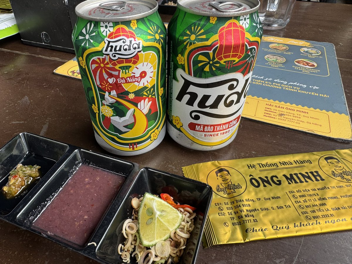 f35063's tweet photo. 遅めの昼メシ
ローカルレストランで牛三昧
骨の髄のグリル
一夜干し
テールの煮込み
めっちゃ美味い
もちろんビールも忘れずに

ところで
この新作Tシャツサイズデカめ？
#チェリコ
#酒クズ 
#ダナン https://t.co/NE4wQbb2eP