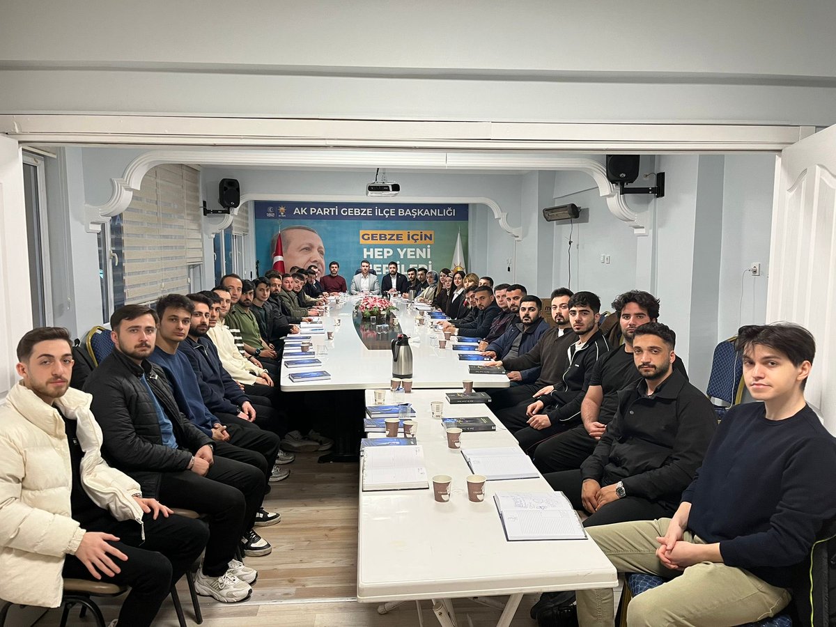 akgencgebzee's tweet photo. İl Gençlik Kolları Bşk. Doğan Orak’ın başkanlığında, İl yöneticilerimiz ve İlçe Gençlik Kolları Bşk. Av. Bilal Durmuş Kurt ile birlikte haftalık olağan yönetim kurulu toplantımızı gerçekleştirdik.

Toplantımızda alınan kararlar hayırlara vesile olsun. 

#akgençgebze
#markagençlik https://t.co/ZIrkPN4Aj6