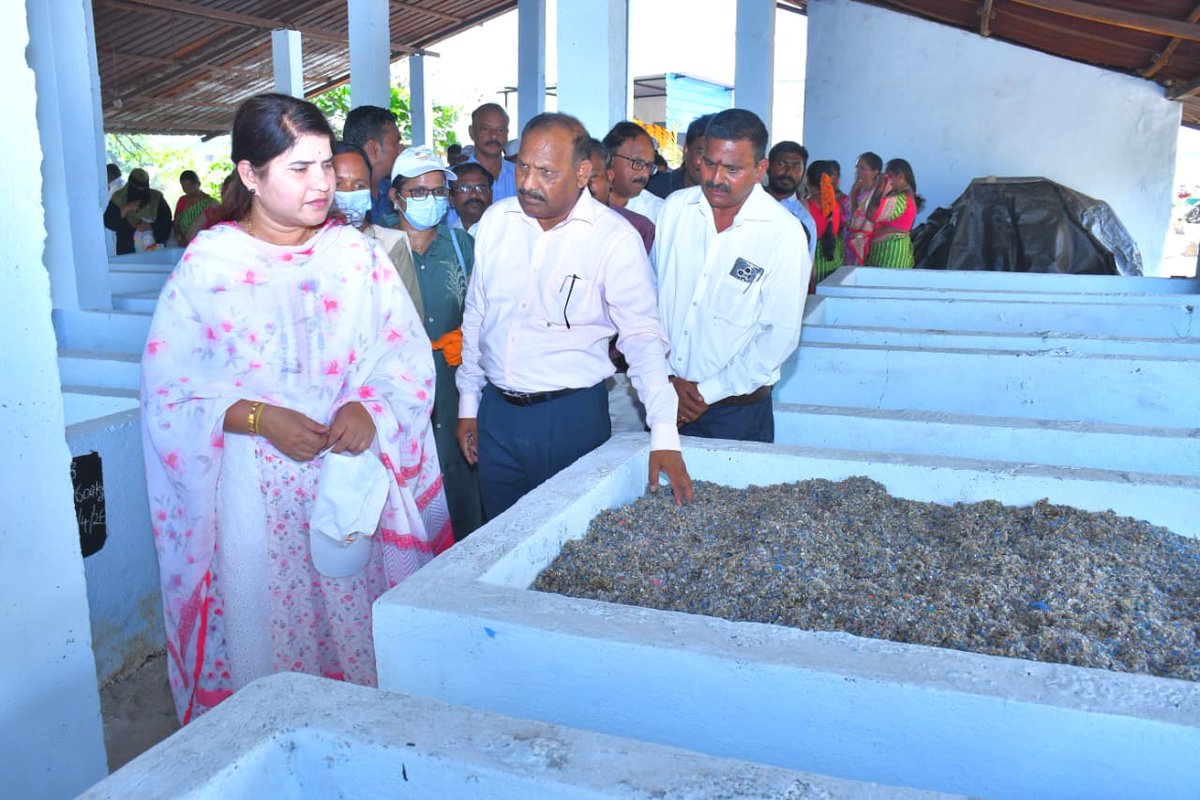 deiprknl's tweet image. District Collector G. Rajakumari inaugurated a modern Bio-Digester unit worth ₹17 lakh at Ponnapuram Colony, Nandyal, under the Swarna Andhra - Swachh Andhra programme for scientific wet waste management. #Nandyal #SwachhAndhra