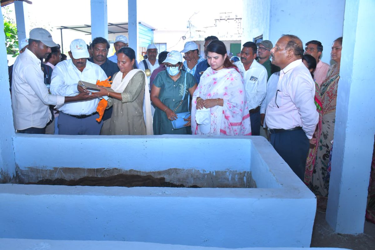 deiprknl's tweet image. District Collector G. Rajakumari inaugurated a modern Bio-Digester unit worth ₹17 lakh at Ponnapuram Colony, Nandyal, under the Swarna Andhra - Swachh Andhra programme for scientific wet waste management. #Nandyal #SwachhAndhra