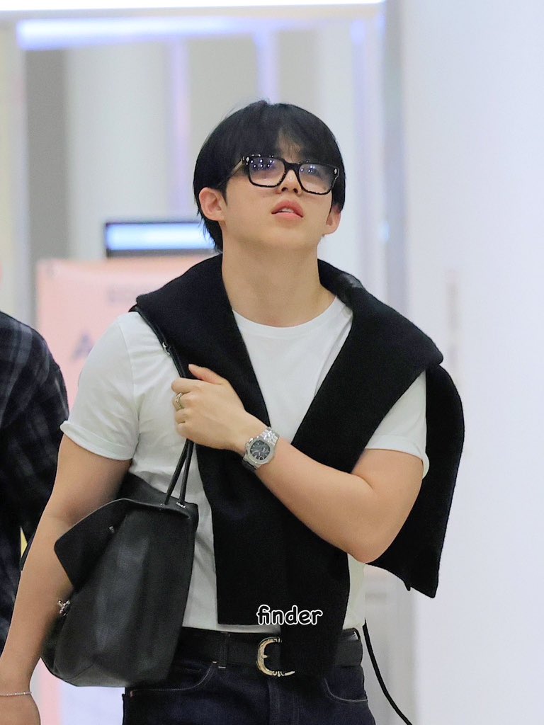 aboutscoups's tweet photo. scoups looks so fine tonight 😮‍💨 his outfit omg https://t.co/Oa3c4YaJoA