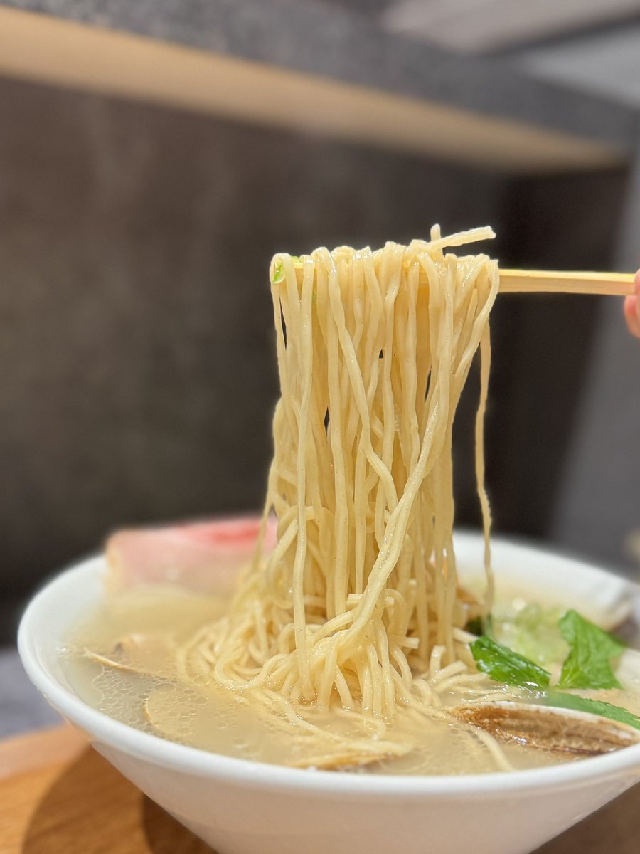 153ilk's tweet photo. 中華そば第三灯籠さんにて春の蛤酒蒸しそば+春の天ぷら+🍺を🍜✨

お花が開いたようなヴィジュが可愛くて🌸✨ひと口目から蛤の旨みたっぷりで幸せ余韻🥰パツパツの麺の食感もとても良き💓天ぷらおつまみに🍺最高🤤蛤ぷりぷり‼️メンマ旨😳癒されつつスープをいただき完食ご馳走様でした*\(^o^)/* https://t.co/brJ1Bd252S