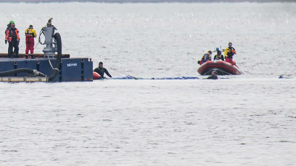 aphrodithe's tweet photo. 8.04.2026 - 12:23 Uhr
📣#Timmys Transportnetz ist im Wasser!
Das Netz, auf dem Timmy in den Atlantik reisen soll, ist im Wasser. Im BILD-Livestream ist zu sehen. Wie Taucher, das Netz ausbreiten.
Mein Herz rast wie verrückt..die Rettungstaucher arbeiten DIREKT daran..!🐋💙🌊✊ https://t.co/cnuE1fP2xr