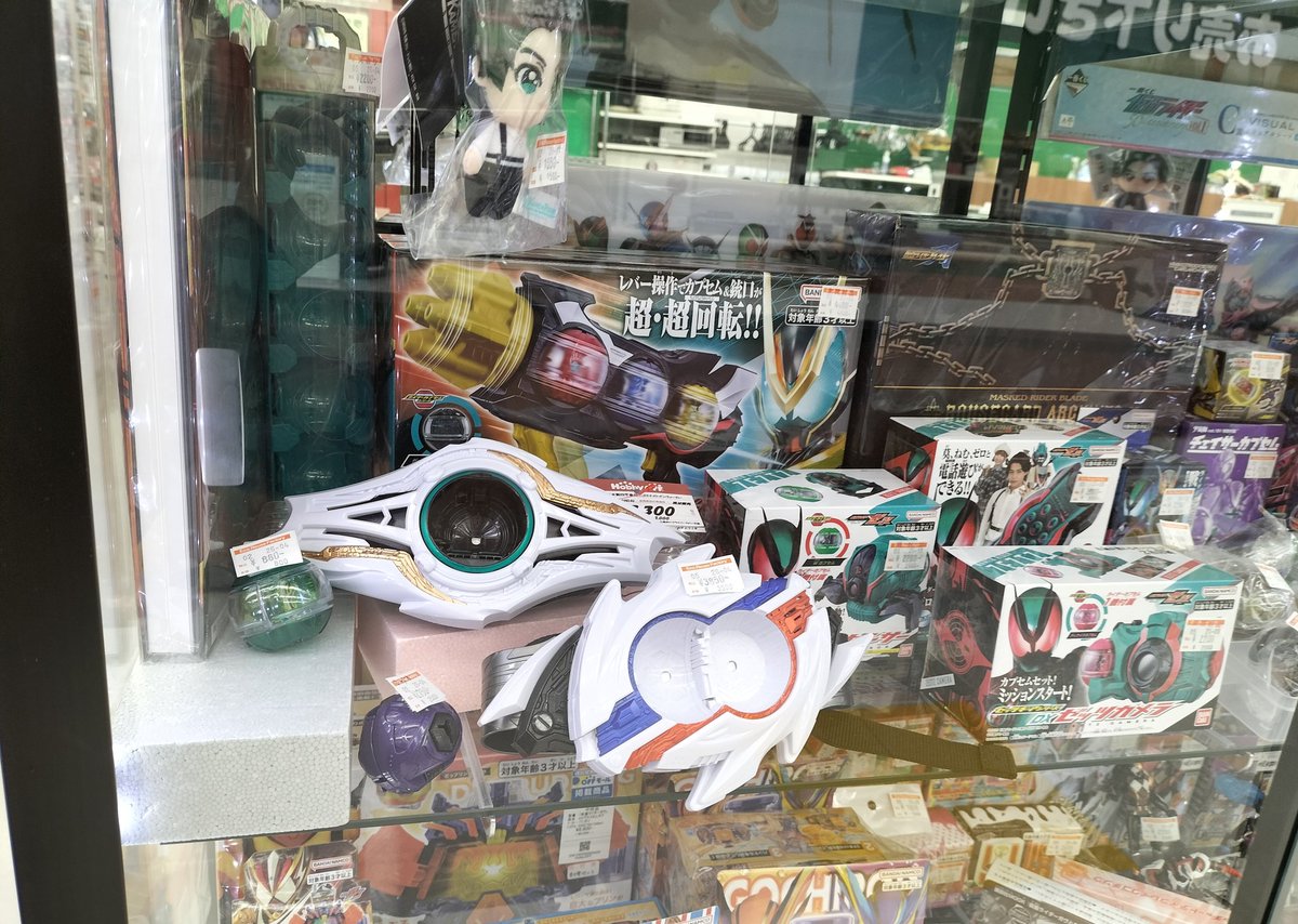 HobbyOFF_8105's tweet photo. ここは見果てぬ夢の流れ着く場所。
お前はこの広大な墓場に何を求める
？
…という事で、入口そばのライダー系ガラスケース更新です🏍️ https://t.co/tZ4Lzgzwos