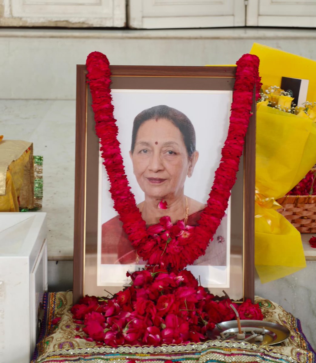 sanjievagarrwal's tweet image. रामपुर बाग स्थित आनंद आश्रम में श्री सर्वेश कुमार जी की धर्मपत्नी की उठावनी में सम्मिलित होकर श्रद्धांजलि अर्पित की।
ॐ शांति 🙏
.
.
.
#BJPUP #BJPIndia #BJP4IND #BJP4UP #YogiAdityanath #Bareilly #बरेली #BJP4Bareilly #भाजपा #BJP #भाजपा_बरेली #125_विधानसभा_क्षेत्र_बरेली