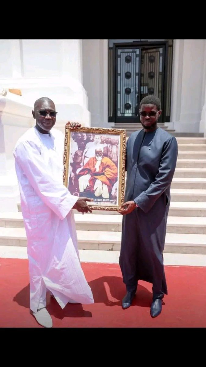 🛑 La Photo Restaurer De Mame Thierno Birahim Mbacké par #baboulahi_art au Palais de la République entre les mains du président Bassirou Diomaye Faye
🌿 Mame Thierno Birahim Mbacké 
Le prototype du mouridisme 
Le chemin de la confrerie 
L’incarnation d’une réference 
La fierté de