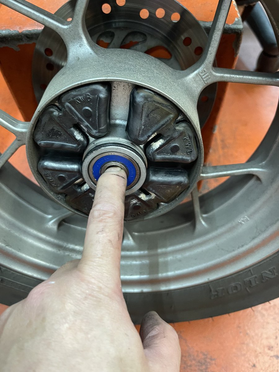 bikesensei's tweet photo. ごっちゃんちのモンキー125

シフトペダルも洗浄＆グリスアップして動きが良くなりました。ハブダンパー、ベアリング、エアーバルブも問題なしですね。 https://t.co/lVURqz8xF9