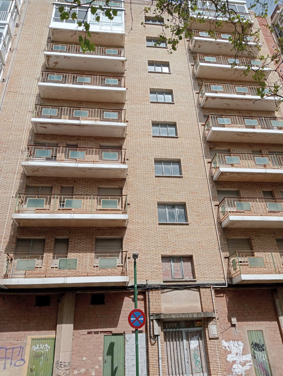 CharlyViteri's tweet image. Grave el problema de la vivienda en #Burgos pero sigue habiendo bloques enteros vacíos desde su construcción