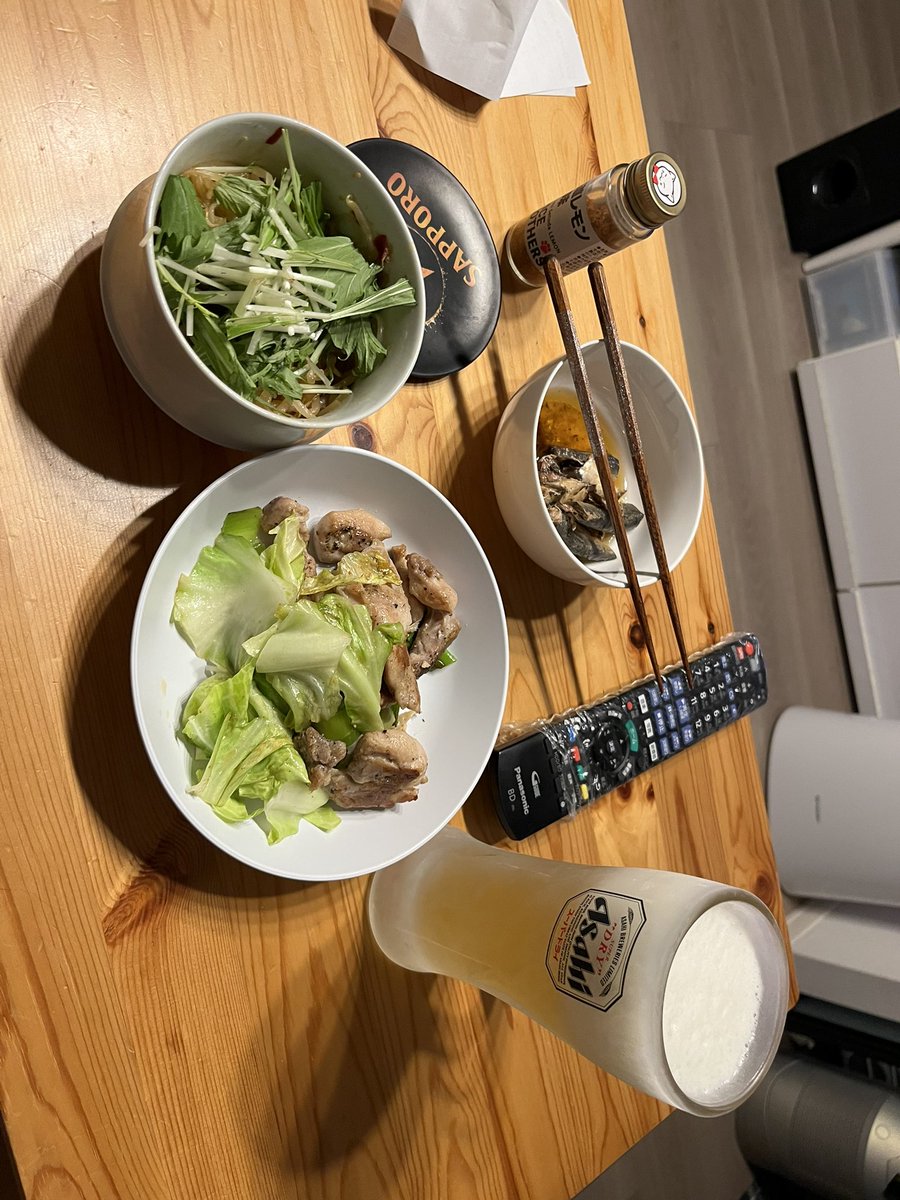 kenmi44's tweet photo. オイルサーディン、ナムル、レモンペッパーチキンで乾杯じゃ🍺

締めにガーリックバターライス🤤 https://t.co/6pE5PfSKv7