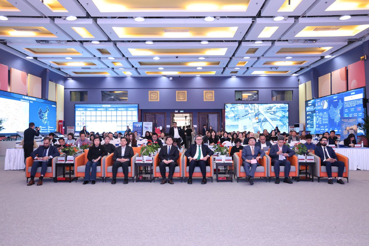 KhalilHashmi's tweet photo. Pleased to address the China–Pakistan Investment Promotion Conference in Beijing yesterday. 
Organized by IBI Guolian Gufan & Beijing Federation of Industry and Commerce, the event brought together 70+ 🇨🇳companies in diverse sectors ranging from textiles to chemicals to information technology, among others. 
Glad to see sustained momentum & growing interest among Chinese companies to invest in Pakistan and foster mutually beneficial joint ventures & partnerships.

@ForeignOfficePk @PakinChina_  @PkPublicDiplo  @mincompk  @investinpak  @sifcpakistan  @tdap_official  @PakPMO  

很高兴昨日在北京出席中国—巴基斯坦投资促进会议并致辞。  
本次会议由国联股份与北京市工商联联合主办，汇聚了来自纺织、化工、信息技术等多元领域的70余家🇨🇳企业代表。  
欣喜看到中国企业投资巴基斯坦的热度持续攀升、意愿不断增强，积极寻求互利共赢的合资合作机遇。