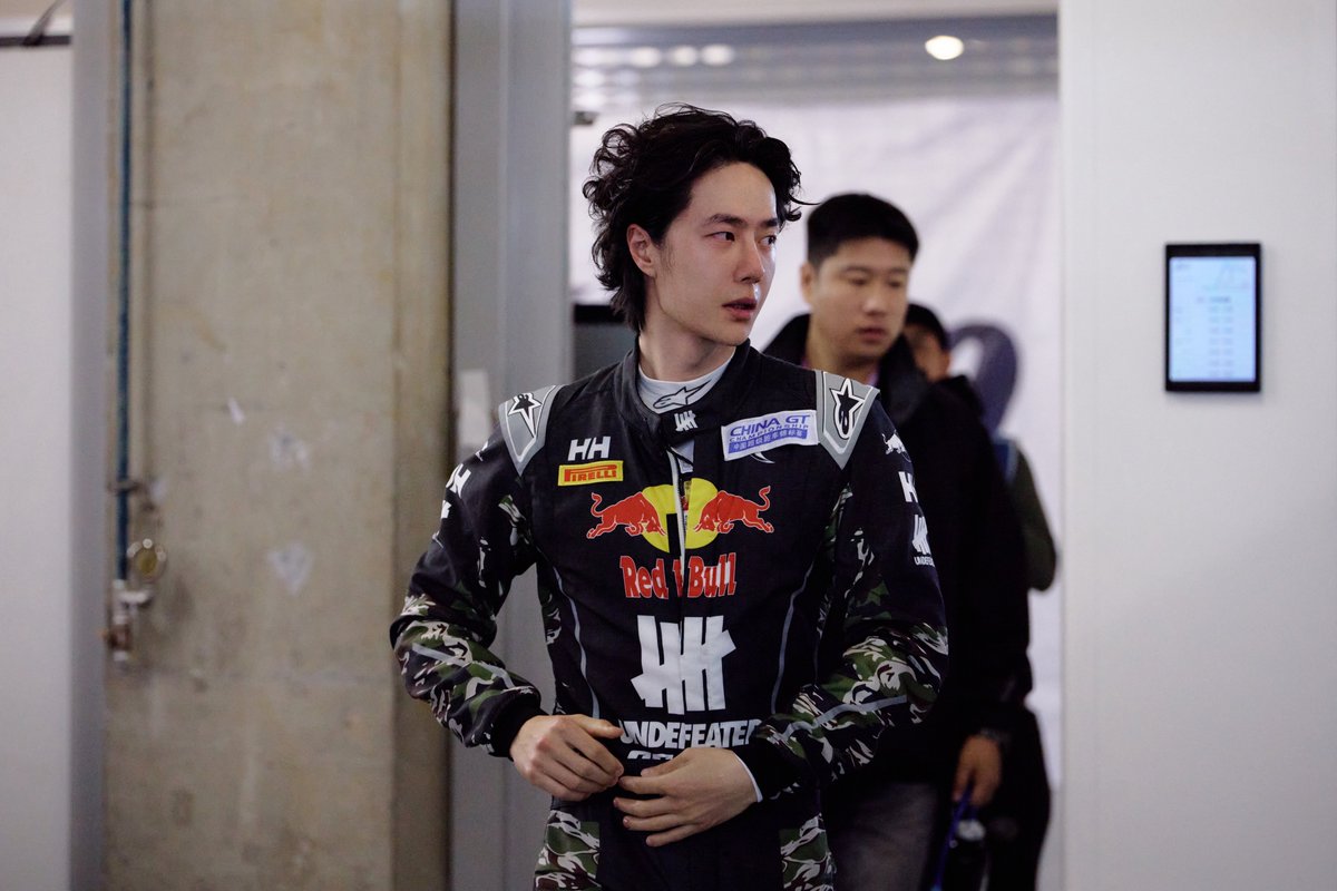 260418 18:30 Helly Hansen x Wang Yibo (3/3) The track is scorching hot ...