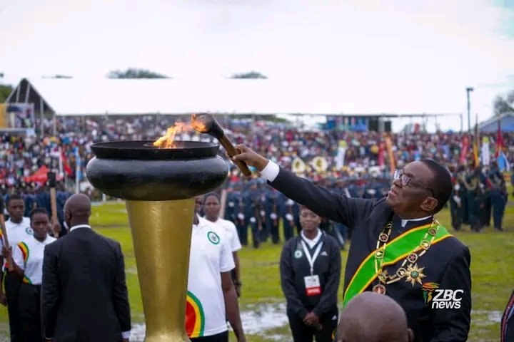 h_risinamhodzi's tweet photo. #Zim@46 Celebrations

Richard Ngarava, the Zimbabwe Cricket fast bowler who was instrumental in the Chevrons’ progression to the Super 8 stage of the ICC T20 World Cup, had the honour of presenting the Independence Flame to His Excellency Dr Emmerson Mnangagwa during this year’s Independence celebrations in Maphisa—symbolising inclusivity and the commitment to leave no one and no place behind....🐊✊
_____________________
Follow Channel For More News Feeds 📌
https://t.co/xdIiK9K0Bx