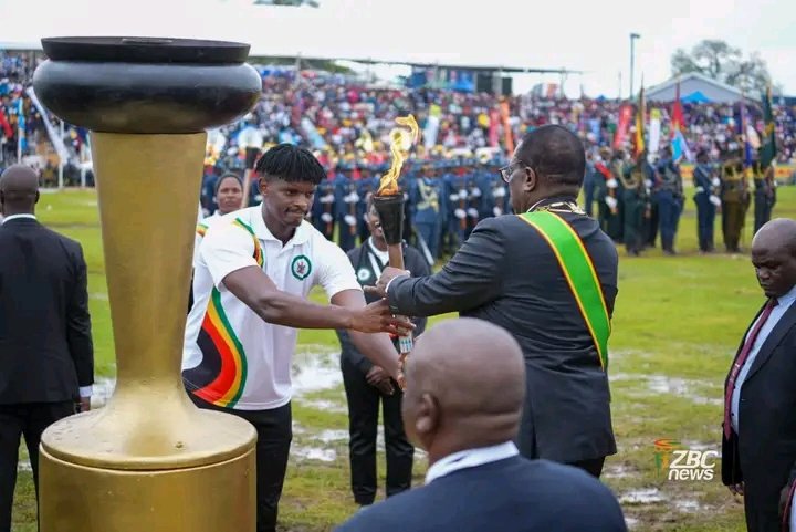h_risinamhodzi's tweet photo. #Zim@46 Celebrations

Richard Ngarava, the Zimbabwe Cricket fast bowler who was instrumental in the Chevrons’ progression to the Super 8 stage of the ICC T20 World Cup, had the honour of presenting the Independence Flame to His Excellency Dr Emmerson Mnangagwa during this year’s Independence celebrations in Maphisa—symbolising inclusivity and the commitment to leave no one and no place behind....🐊✊
_____________________
Follow Channel For More News Feeds 📌
https://t.co/xdIiK9K0Bx