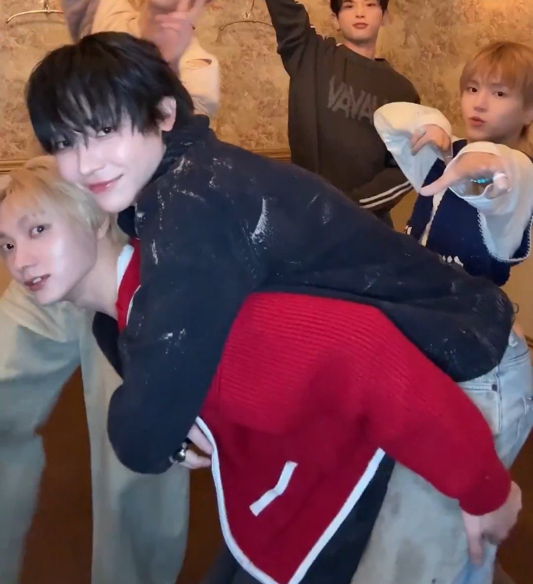 𝖒𝖆𝖗𝖎𝖎 𝖔𝖓 𝖋𝖎𝖗𝖊🍊🍙 tweet media