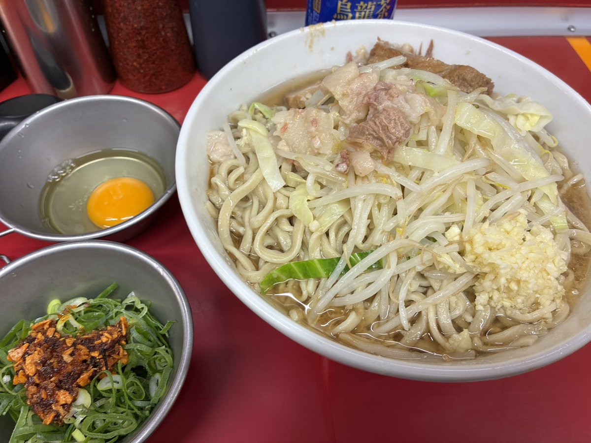 KamoshiJ26's tweet photo. ラーメン二郎湘南藤沢

向かう途中で仕事あがりのゆいちゃんとばったり😳少しお話し、チケット購入前にはさっちゃんとちょっとお話し☺️
2時前にチケット購入

本日は、大ラーメン、生たまご、辣油青葱、大蒜、野菜少な目、アブラ

本日も美味しい一杯ご馳走様でした😋😋😋 https://t.co/36nxdIncqA