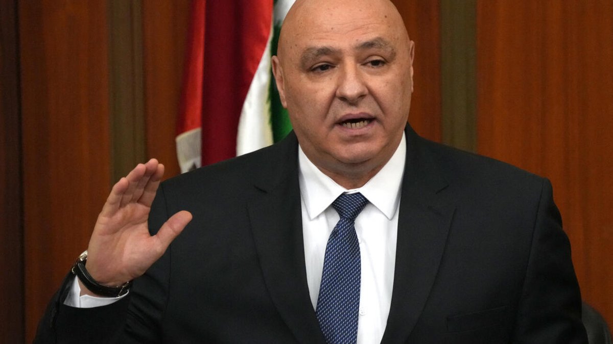 mdbarakat's tweet photo. خطاب الرئيس جوزاف عون أمس هو خطاب سيذكر التاريخ أنّه نقل البلاد من الحرب إلى السلم... وإليكم ما يجنّنهم:

🛑 لم نعد ورقةً في جيب أي كان ولا ساحةً لحروب أي كان ولن نعودَ ابداً.

🛑 لن أسمح بأن يموت بعد اليوم لبناني واحد او بإستمرار النزف من أهلي وشعبي من أجل مصالح نفوذ الآخرين أو حسابات محاور القوى القريبة أو البعيدة

🛑 هذه المفاوضات ليست ضعفاً ولا تراجعاً ولا تنازلاً ولن يكون هناك أي اتفاق يمسّ حقوقنا أو ينتقص من كرامة شعبنا أو يفرط بذرة من ترابنا 

🛑 نقف اليوم أمام مرحلة جديدة هي الانتقال إلى العمل على اتفاقات دائمة تحفظ حقوق شعبنا ووحدة أرضنا وسيادة وطننا