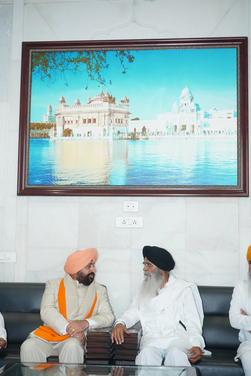 LtGenGurmit's tweet photo. आज अमृतसर भ्रमण के दौरान शिरोमणि गुरुद्वारा प्रबंधक कमेटी के अध्यक्ष श्री हरजिंदर सिंह धामी जी से आत्मीय भेंट हुई। इस अवसर पर सिख पंथ के मूल सिद्धांतों के प्रसार, संस्थाओं की मजबूती तथा समाज में सेवा, विनम्रता और एकता के संदेश को और व्यापक बनाने को लेकर सार्थक एवं गहन विचार-विमर्श हुआ। इस दौरान उन्हें इस वर्ष की पावन यात्रा श्री हेमकुंड साहिब हेतु भी सादर आमंत्रित किया।

ਵਾਹਿਗੁਰੂ ਜੀ ਕਾ ਖਾਲਸਾ, ਵਾਹਿਗੁਰੂ ਜੀ ਕੀ ਫਤਹਿ।

ਅੱਜ Shiromani Gurdwara Parbandhak Committee ਦੇ ਪ੍ਰਧਾਨ ਸ਼੍ਰੀ ਹਰਜਿੰਦਰ ਸਿੰਘ ਧਾਮੀ ਜੀ ਨਾਲ ਆਦਰ-ਸਹਿਤ ਮੁਲਾਕਾਤ ਹੋਈ। ਇਸ ਸੁਅਵਸਰ ਦੌਰਾਨ ਸਿੱਖ ਪੰਥ ਦੇ ਮੂਲ ਸਿਧਾਂਤਾਂ ਦੀ ਪ੍ਰਸਾਰਣਾ, ਸੰਸਥਾਵਾਂ ਦੀ ਮਜ਼ਬੂਤੀ ਅਤੇ ਸਮਾਜ ਵਿੱਚ ਸੇਵਾ, ਨਿਮਰਤਾ ਤੇ ਇਕਤਾ ਦੇ ਸਨੇਹੇ ਨੂੰ ਹੋਰ ਵਿਆਪਕ ਬਣਾਉਣ ਬਾਰੇ ਗੰਭੀਰ ਅਤੇ ਰਚਨਾਤਮਕ ਵਿਚਾਰ-ਵਟਾਂਦਰਾ ਕੀਤਾ ਗਿਆ। ਇਹ ਸੰਵਾਦ ਸਿਰਫ਼ ਵਿਚਾਰਾਂ ਦੀ ਸਾਂਝ ਹੀ ਨਹੀਂ ਸੀ, ਸਗੋਂ ਪੰਥਕ ਚੜ੍ਹਦੀ ਕਲਾ ਵੱਲ ਸਾਂਝੀ ਵਚਨਬੱਧਤਾ ਦਾ ਪ੍ਰਤੀਕ ਵੀ ਰਿਹਾ।

ਇਸ ਮੌਕੇ ‘ਤੇ ਉਨ੍ਹਾਂ ਨੂੰ ਇਸ ਸਾਲ ਦੀ ਪਵਿੱਤਰ ਯਾਤਰਾ Hemkund Sahib ਲਈ ਸਨਮਾਨ ਸਹਿਤ ਨਿਮੰਤਰਣ ਦਿੱਤਾ ਗਿਆ। ਹਿਮਕੁੰਡ ਸਾਹਿਬ ਦੀ ਯਾਤਰਾ ਸਿਰਫ਼ ਧਾਰਮਿਕ ਅਨੁਭਵ ਨਹੀਂ, ਬਲਕਿ ਆਤਮਿਕ ਉੱਚਾਈ, ਤਿਆਗ ਅਤੇ ਸੇਵਾ ਦੇ ਅਸਲ ਮੂਲਿਆਂ ਨਾਲ ਜੁੜਨ ਦਾ ਅਦੁੱਤੀਅ ਅਵਸਰ ਹੈ। ਅਰਦਾਸ ਹੈ ਕਿ ਵਾਹਿਗੁਰੂ ਜੀ ਸਾਰਿਆਂ ‘ਤੇ ਆਪਣੀ ਮੇਹਰ ਬਖ਼ਸ਼ਣ ਅਤੇ ਸਾਨੂੰ ਪੰਥ ਦੀ ਸੇਵਾ ਵਿੱਚ ਨਿਰੰਤਰ ਅੱਗੇ ਵਧਣ ਦੀ ਤਾਕਤ ਦੇਣ।

#SriHarmandirSahib #GoldenTemple #WaheguruJi #Blessings #Amritsar #gurudrawa #hemkundsahib #Uttarakhand

@rashtrapatibhvn @VPIndia @PMOIndia @narendramodi @HMOIndia @AmitShah @DIPR_UK