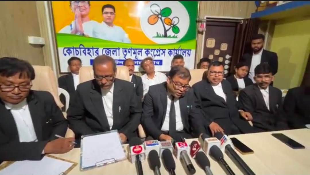 hippyaitc's tweet photo. #কোচবিহারের_তৃণমূল_আইনজীবী_সেলের_সাংবাদিক_সম্মেলন।
গত ১১/০৯/২০২২ ইং  শীতলকুচি থানার সম্মুখে বিজেপির একটি গোষ্ঠী অবৈধভাবে জমায়েত হয়ে বম্বিং, রাইওটিং, সরকারি সম্পত্তি ভাঙচুর, গুরুতর রক্তাক্ত হামলার অপরাধে অভিযুক্ত হন। এবং ঘটনায় ৫৮ জনের নামে এফআইআর করে পুলিশ। 
এই ঘটনায় উক্ত থাকার অভিযোগে পুলিশ একটি স্করপিও গাড়ি সিজ করে যার নম্বর 2B74AB/2380 .
এই গাড়িটির ভেতরে চারটি রামদা পাঁচটি বিজেপির পতাকা সহ লাঠি, তিনটি ব্যাট, দুটো গুলতি, ৩০ টি লোহার বল উদ্ধার করে পুলিশ। সেটা সিজ আর্টিকেল হিসেবে পুলিশ আদালতে রেকর্ড জমা দেয়। এই গাড়িরটি কোন কমার্শিয়াল গাড়ি নয় অর্থাৎ এই গাড়িটি ভাড়া দেওয়ার উপযুক্ত নয়। গাড়িটি ব্যক্তি মালিকানার। রেকর্ড দেখে জানা যাচ্ছে এই গাড়িটির মালিক কোচবিহার দক্ষিণ বিধানসভা কেন্দ্রে বিজেপির প্রার্থী #রথীন্দ্র_বোসের নামের রেকর্ড। গাড়ির আরসি অনুযায়ী তার ঠিকানা শান্তিনিকেতন বিল্ডিং, বিধান রোড, শিলিগুড়ি। 
দুর্ভাগ্যের বিষয় হল এই গোটা ঘটনায় তার যে গাড়িটি সিজ ধরেছে সেই বিষয়ে তিনি তার মনোনয়নপত্রে গাড়ির মালিকানা তালিকায় উল্লেখ করেননি। এমনকি এই গাড়িটি উদ্ধারের জন্য নিজেকে আত্মসমর্পণ করা বা গাড়ি ফেরত চাওয়ার জন্য গত চার বছরে কোন পদক্ষেপ তিনি গ্রহণ করেননি। বিষয়টি মনোনয়নপত্র উল্লেখ নেই। 
গোটা ঘটনা সামনে আসার পর এখন দেখবার বিষয় নির্বাচন কমিশন কি সত্যিই বিজেপি আশ্রিত নাকি নিরপেক্ষ?