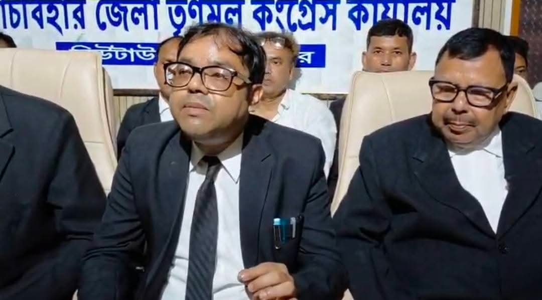 hippyaitc's tweet photo. #কোচবিহারের_তৃণমূল_আইনজীবী_সেলের_সাংবাদিক_সম্মেলন।
গত ১১/০৯/২০২২ ইং  শীতলকুচি থানার সম্মুখে বিজেপির একটি গোষ্ঠী অবৈধভাবে জমায়েত হয়ে বম্বিং, রাইওটিং, সরকারি সম্পত্তি ভাঙচুর, গুরুতর রক্তাক্ত হামলার অপরাধে অভিযুক্ত হন। এবং ঘটনায় ৫৮ জনের নামে এফআইআর করে পুলিশ। 
এই ঘটনায় উক্ত থাকার অভিযোগে পুলিশ একটি স্করপিও গাড়ি সিজ করে যার নম্বর 2B74AB/2380 .
এই গাড়িটির ভেতরে চারটি রামদা পাঁচটি বিজেপির পতাকা সহ লাঠি, তিনটি ব্যাট, দুটো গুলতি, ৩০ টি লোহার বল উদ্ধার করে পুলিশ। সেটা সিজ আর্টিকেল হিসেবে পুলিশ আদালতে রেকর্ড জমা দেয়। এই গাড়িরটি কোন কমার্শিয়াল গাড়ি নয় অর্থাৎ এই গাড়িটি ভাড়া দেওয়ার উপযুক্ত নয়। গাড়িটি ব্যক্তি মালিকানার। রেকর্ড দেখে জানা যাচ্ছে এই গাড়িটির মালিক কোচবিহার দক্ষিণ বিধানসভা কেন্দ্রে বিজেপির প্রার্থী #রথীন্দ্র_বোসের নামের রেকর্ড। গাড়ির আরসি অনুযায়ী তার ঠিকানা শান্তিনিকেতন বিল্ডিং, বিধান রোড, শিলিগুড়ি। 
দুর্ভাগ্যের বিষয় হল এই গোটা ঘটনায় তার যে গাড়িটি সিজ ধরেছে সেই বিষয়ে তিনি তার মনোনয়নপত্রে গাড়ির মালিকানা তালিকায় উল্লেখ করেননি। এমনকি এই গাড়িটি উদ্ধারের জন্য নিজেকে আত্মসমর্পণ করা বা গাড়ি ফেরত চাওয়ার জন্য গত চার বছরে কোন পদক্ষেপ তিনি গ্রহণ করেননি। বিষয়টি মনোনয়নপত্র উল্লেখ নেই। 
গোটা ঘটনা সামনে আসার পর এখন দেখবার বিষয় নির্বাচন কমিশন কি সত্যিই বিজেপি আশ্রিত নাকি নিরপেক্ষ?