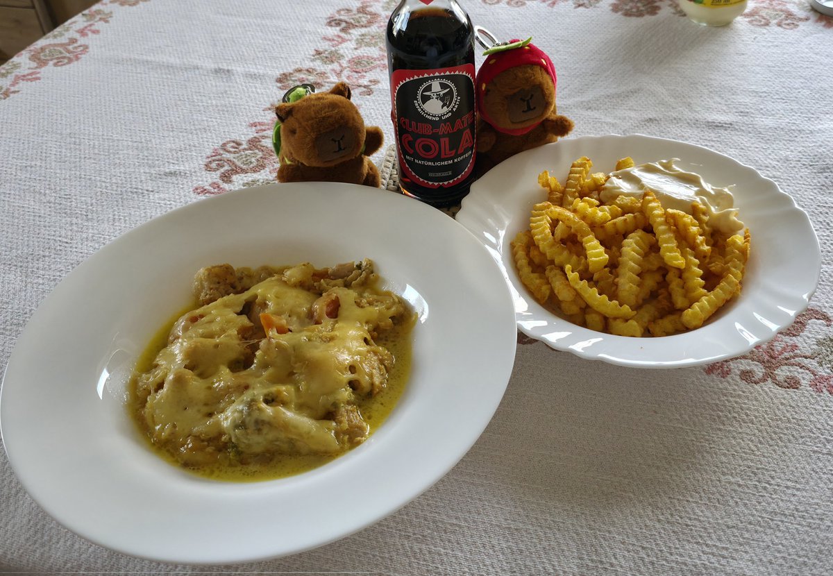 PMD486's tweet photo. ~Turkey goulash with carrots, cauliflower, and broccoli, topped with plenty of cheese. Served with fries, mayo and Club-Mate Cola~
#CapyVirus #cookingPMD #cookingFRD https://t.co/41vl1vJu5o