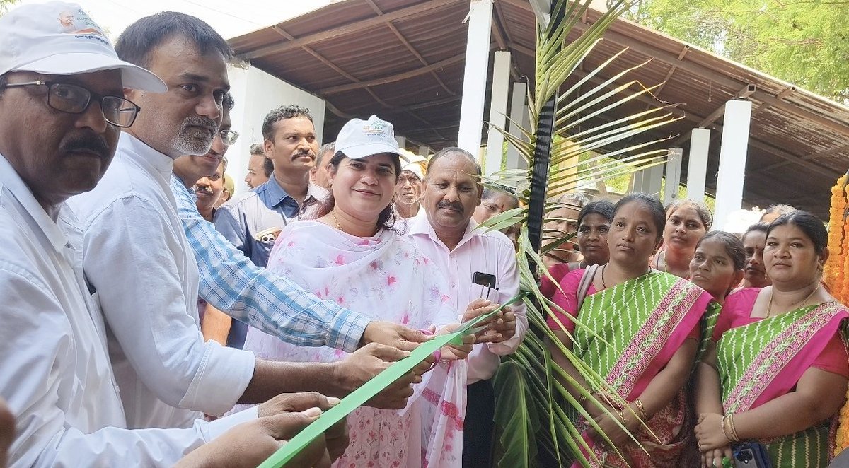 deiprknl's tweet image. Collector G. Rajakumari joined the Swarna Andhra - Swachh Andhra program at Ponnapuram Colony, Nandyal, stressing that active public participation is key to its success. 
#Nandyal 
#SwarnaAndhra 
#SwachhAndhra