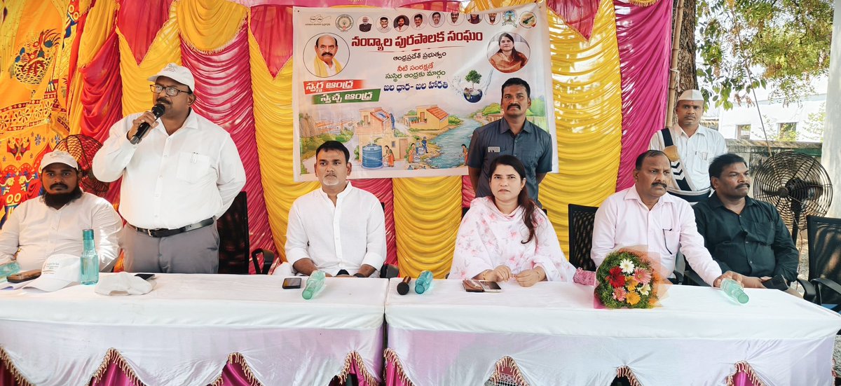 deiprknl's tweet image. Collector G. Rajakumari joined the Swarna Andhra - Swachh Andhra program at Ponnapuram Colony, Nandyal, stressing that active public participation is key to its success. 
#Nandyal 
#SwarnaAndhra 
#SwachhAndhra