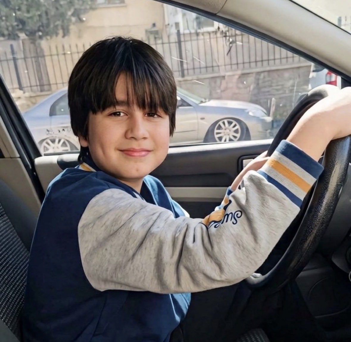 riverwest44's tweet photo. senin nur yüzüne kurban oliyim ben. şu güzelim çocuğun ismini cenaze namazında bile okumamışlar. ölenler listesine ismini küşük harflerle parantez içinde yazmışlar. neden? sırf babasının hapse girmesi yüzünden. o katil piç isanın bile haline acıyanlar üzülenler varken bu yavru? https://t.co/q6qZTPhLdP