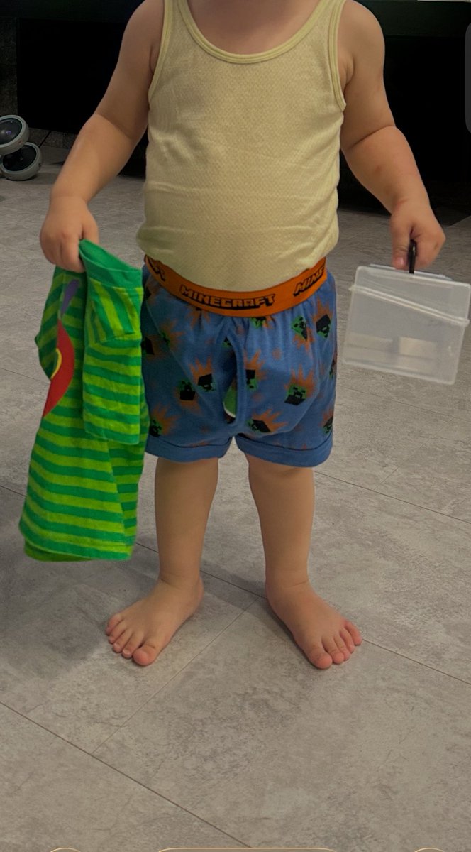 オムツの上に長男のパンツを履き、チン出しをポッケと思ったのでハンカチを仕込み、お気に入りのあおむしTシャツとバッグ代わりのケースを持ってお出かけするそうです。