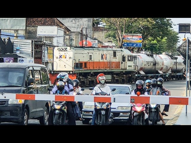 AyanggaHK's tweet photo. siapa yang mau ketemper kereta? 
btw ini keretanya ada di belakang pengendara motor, tapi palang perlintasanya di depan. Hanya terjadi di madiun https://t.co/oiieblAVlK