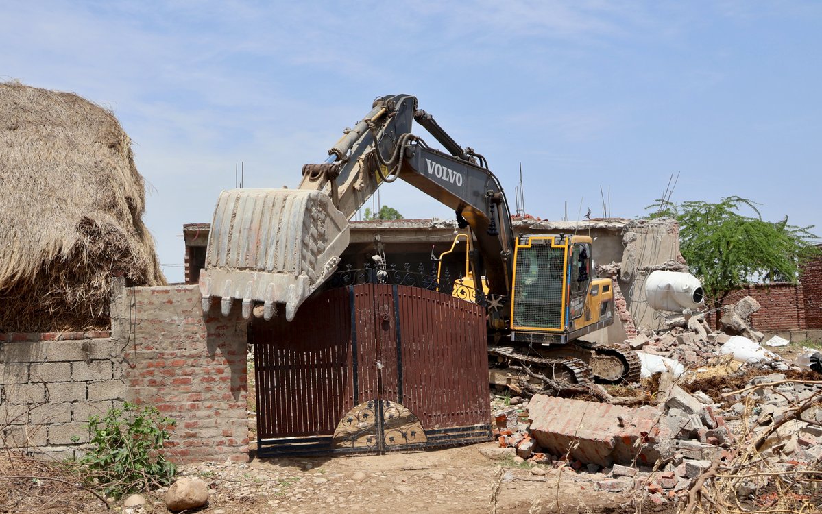 DailyExcelsior1's tweet image. #InPics | Jammu Administration Demolishes the property Linked to Alleged Drug Peddler Amid demolish drive at Bali charana area outskirts, in Jammu.

Pics | Daily Excelsior