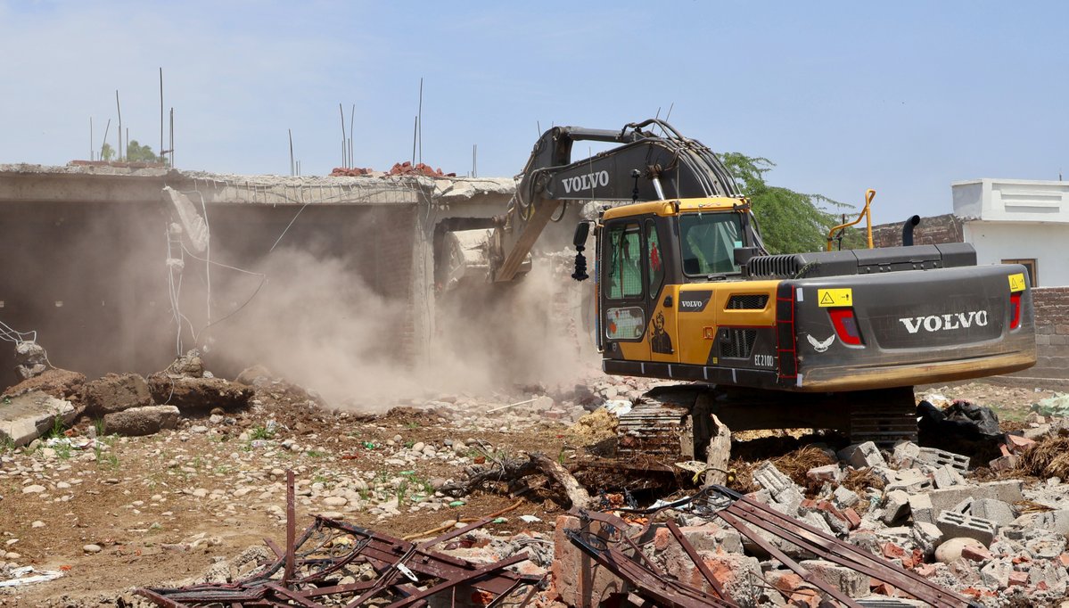 DailyExcelsior1's tweet image. #InPics | Jammu Administration Demolishes the property Linked to Alleged Drug Peddler Amid demolish drive at Bali charana area outskirts, in Jammu.

Pics | Daily Excelsior