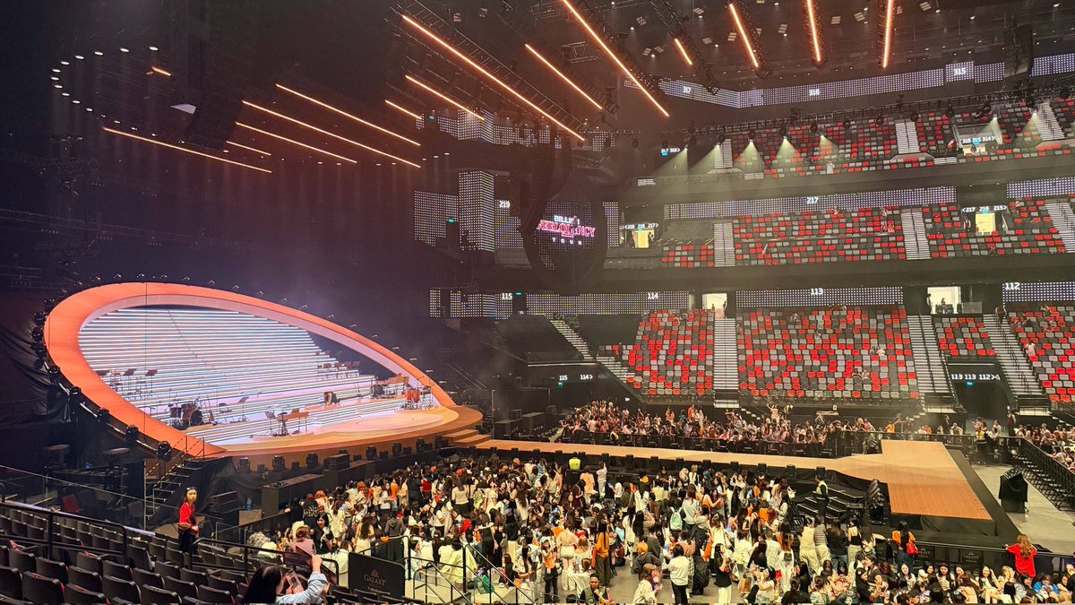ใครไม่ได้มารอบไทยแลนด์ไม่ต้องน้อยใจ เพราะบิวกิ้นยกเวทีไปให้ดูถึงมาเก๊าเลย นักดนตรีกับแดนซ์เซอร์อีกหลายร้อยชีวิต พร้อมโชว์แบบจัดเต็มแน่นอน เอนจอยน้าทุกคน✌🏻🧡

GROW WITH BILLKIN IN MACAU

#bbillkin #บิวกิ้น
#BILLKIN_FEELQUENCY_TOUR_IN_MACAU_D1