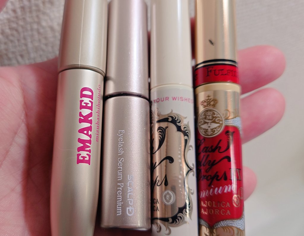 エマーキッドもスカルプもマジョマジョも試したけど私のまつ毛はスカスカだし短いまま( ˙꒳​˙  )

今はラッシュアディクト。
お願いします(伸びろ)