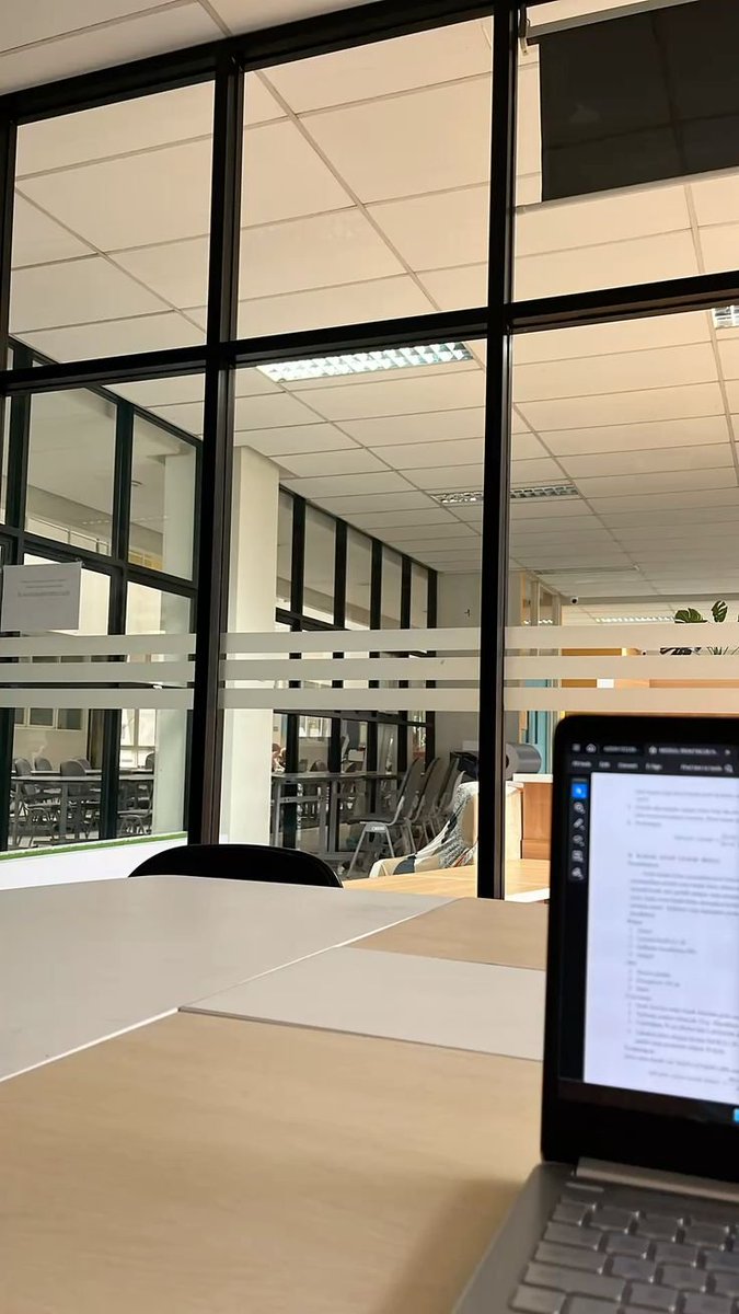 Sunoh_aimen's tweet image. دائماً في وضعية الإنجاز! 🖥️💪 أجواء العمل اليوم مليئة بالحماس. 
#WorkFromOffice #TeamWork #GoalGetter #goodmomentsyourway #financedaily #DALS