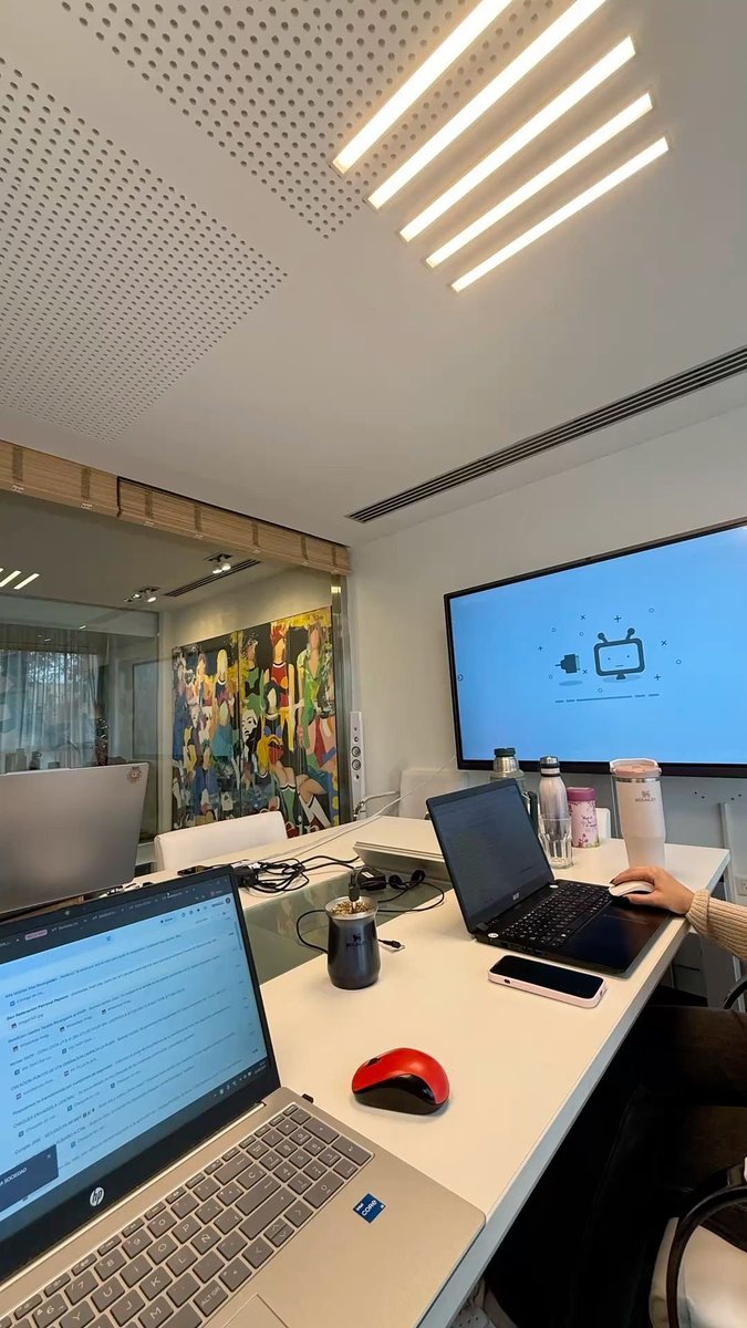 Sunoh_aimen's tweet image. دائماً في وضعية الإنجاز! 🖥️💪 أجواء العمل اليوم مليئة بالحماس. 
#WorkFromOffice #TeamWork #GoalGetter #goodmomentsyourway #financedaily #DALS