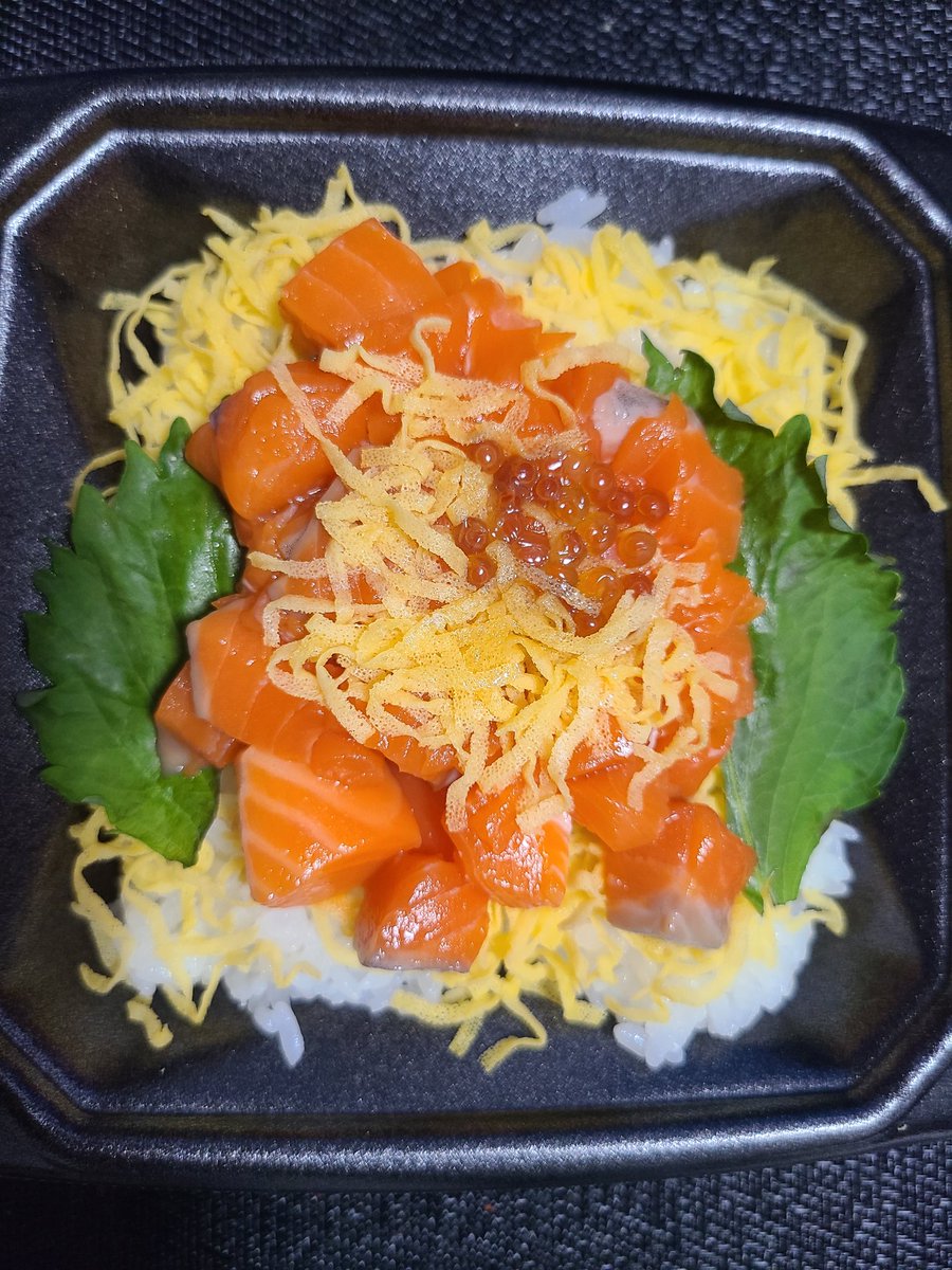 mozyakuma1's tweet image. 晩御飯はサーモン丼です🐟️
今日もお疲れ様でした🌃✨
#おうちごはん #TRIAL #魚 
#丼 #サーモン