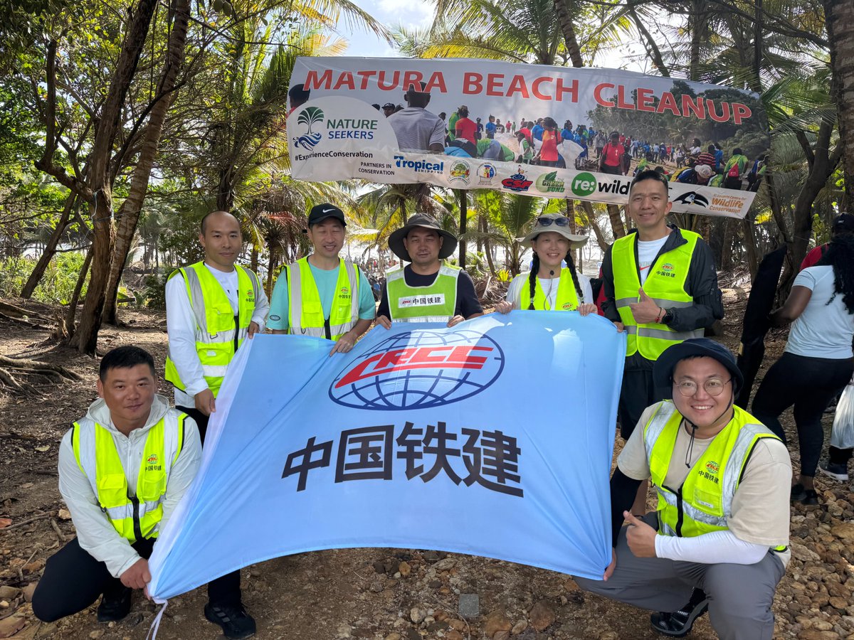 CRCC_INTL's tweet photo. 【Green Pulses Global, Ecological Harmony】As the Caribbean enters the critical sea turtle nesting season, young Chinese and foreign volunteers from CRCCI are taking action to "lighten the load" for the marine ecosystem through a beach cleanup campaign. #GreenFutureTogether https://t.co/MUN9lCynUg