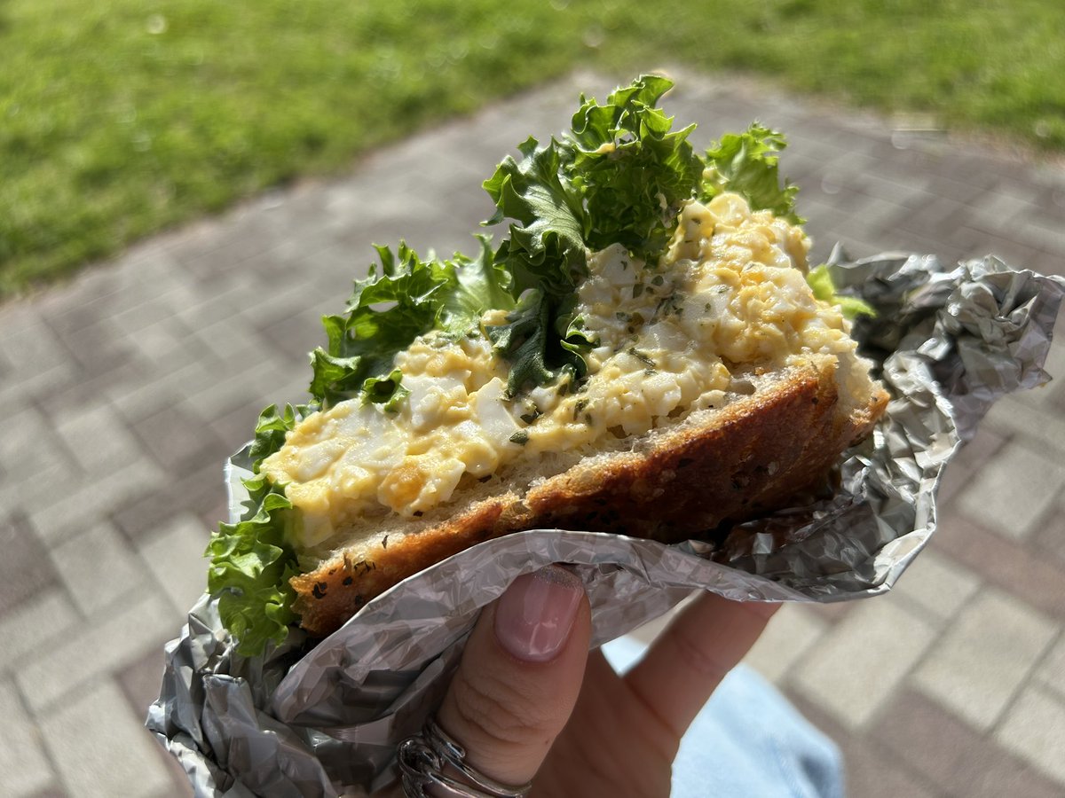 chostraw_sweets's tweet photo. 朝からフォカッチャ焼いてコーヒー淹れてサンドイッチ作って公園に行って朝ごはん食べて読書して
最高な土曜日🌟
まだまだ時間はあるから映画みよっと https://t.co/gJVP05i3aq
