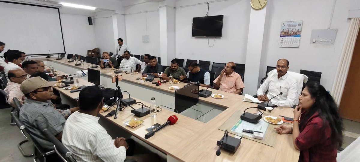 ⏩कलेक्टर की अध्यक्षता में प्रेस कॉन्फ्रेंस संपन्न

⏩  विभिन्न विभागों की योजनाओं, विकास कार्यों तथा आगामी कार्यक्रमों की जानकारी साझा की गई।
<a href="/CMMadhyaPradesh/">Chief Minister, MP</a>
<a href="/JansamparkMP/">Jansampark MP</a>
#pressconference
#media