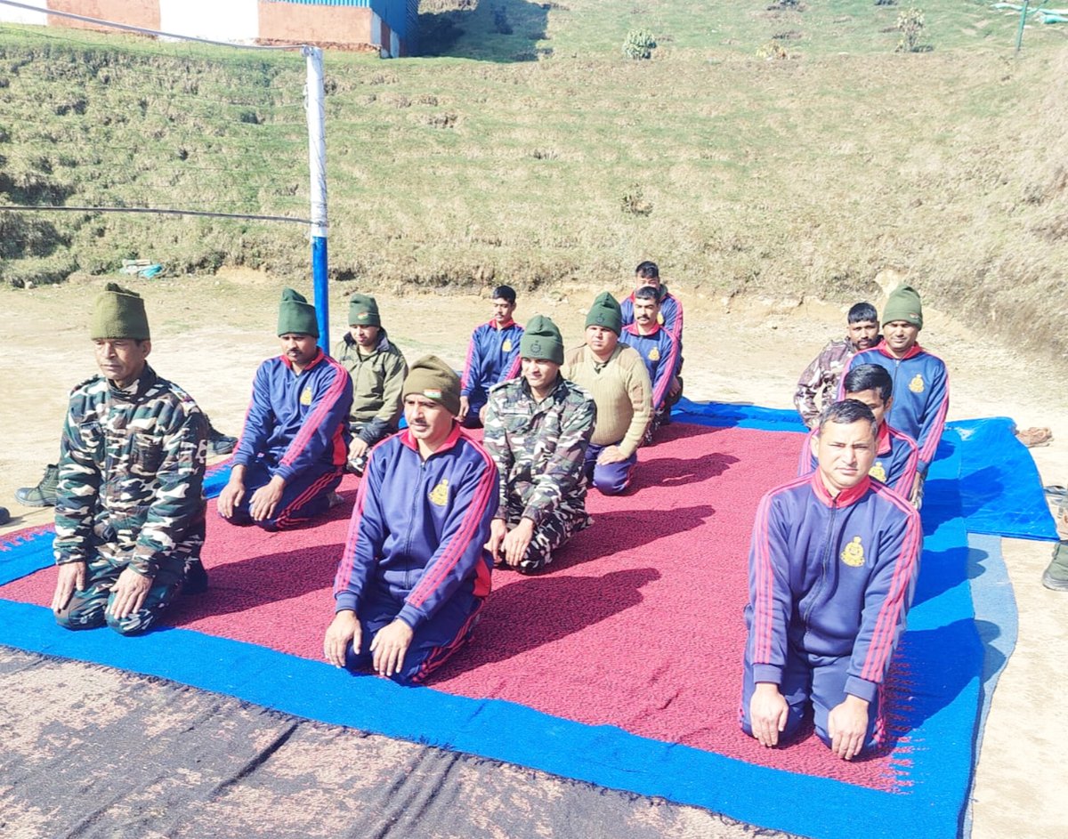 36BnSSB_INDIA's tweet image. 36वीं वाहिनी, “एंटी ओबेसिटी कैंपेन” के अंतर्गत समवाय/सीमा चौकी में योग अभ्यास कार्यक्रम आयोजित किया गया।
कार्मिकों ने उत्साहपूर्वक सहभागिता कर स्वस्थ जीवनशैली एवं शारीरिक फिटनेस के प्रति जागरूकता का संदेश दिया।

**#SSB #shashastra seema Bal #FitIndia 
#Yoga 
**@SSB_INDIA