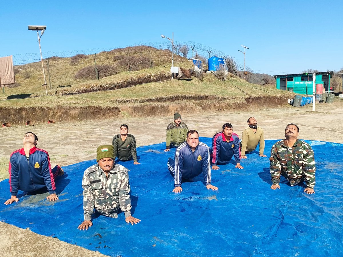 36BnSSB_INDIA's tweet image. 36वीं वाहिनी, “एंटी ओबेसिटी कैंपेन” के अंतर्गत समवाय/सीमा चौकी में योग अभ्यास कार्यक्रम आयोजित किया गया।
कार्मिकों ने उत्साहपूर्वक सहभागिता कर स्वस्थ जीवनशैली एवं शारीरिक फिटनेस के प्रति जागरूकता का संदेश दिया।

**#SSB #shashastra seema Bal #FitIndia 
#Yoga 
**@SSB_INDIA