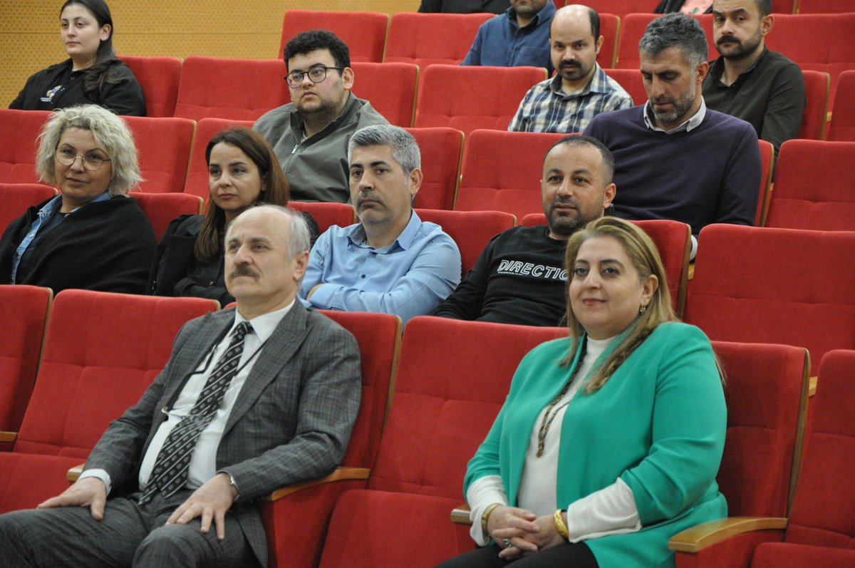 PDB_BARU's tweet photo. Üniversitemiz Sağlık Bilimleri Fakültesi Çocuk Gelişimi Bölümü, Çocuk Gelişimi Ana Bilim Dalı Araştırma Görevlisi İsmail Berat UZUN tarafından “Finansal Okuryazarlık” konulu hizmet içi eğitim gerçekleştirildi.

Eğitim kapsamında; bütçe yönetimi, tasarruf bilinci, bilinçli harcama alışkanlıkları ve finansal karar alma süreçleri gibi günlük yaşamda büyük önem taşıyan konular ele alındı. Katılımcıların finansal farkındalıklarının artırılması ve ekonomik kaynaklarını daha etkin kullanabilmelerine katkı sağlanması hedeflendi.

Eğitime katılan personelimize ve değeli hocamıza teşekkür ederiz.