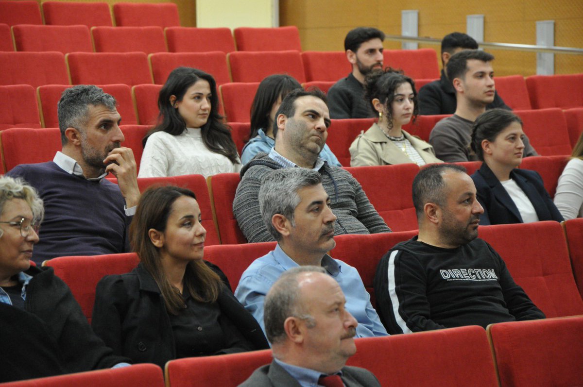 PDB_BARU's tweet photo. Üniversitemiz Sağlık Bilimleri Fakültesi Çocuk Gelişimi Bölümü, Çocuk Gelişimi Ana Bilim Dalı Araştırma Görevlisi İsmail Berat UZUN tarafından “Finansal Okuryazarlık” konulu hizmet içi eğitim gerçekleştirildi.

Eğitim kapsamında; bütçe yönetimi, tasarruf bilinci, bilinçli harcama alışkanlıkları ve finansal karar alma süreçleri gibi günlük yaşamda büyük önem taşıyan konular ele alındı. Katılımcıların finansal farkındalıklarının artırılması ve ekonomik kaynaklarını daha etkin kullanabilmelerine katkı sağlanması hedeflendi.

Eğitime katılan personelimize ve değeli hocamıza teşekkür ederiz.